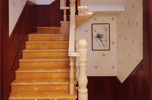 济阳中式别墅室内汉白玉石楼梯的定制安装装饰效果